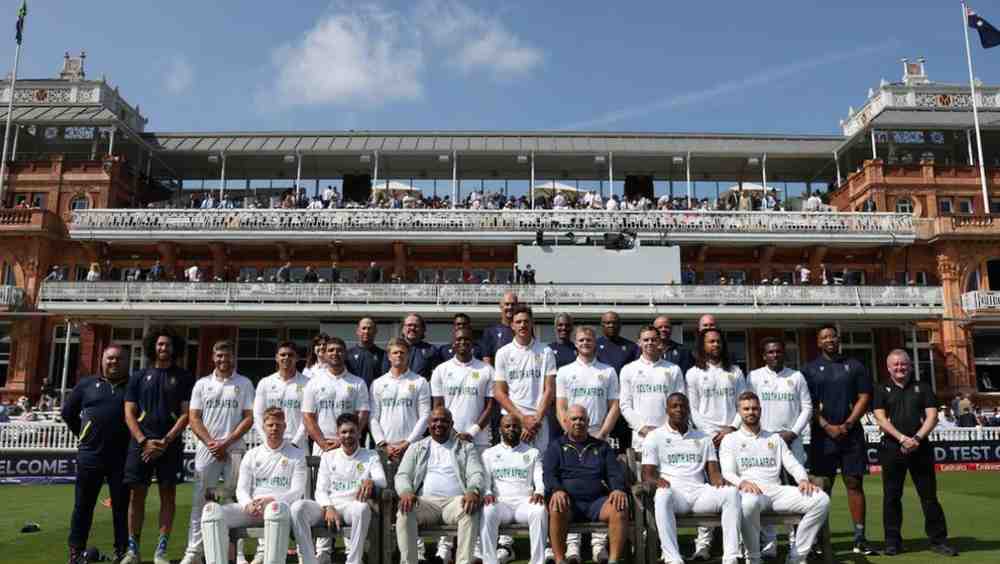 साउथ अफ्रीका की टीम ICC ट्रॉफी के साथ जीत का जश्न मनाते हुए